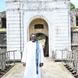 Sa Majesté Fô POUOKAM II, Chef Supérieur de la Chefferie Bayangam du Cameroun en visite au Fort Tartenson